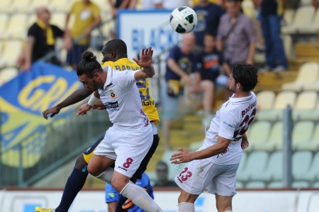 Contrasto aereo nel match d'andata.