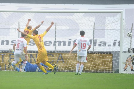 L'esultanza al gol di Alborno nella gara d'andata.