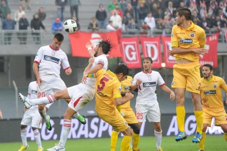 contrasto aereo nella gara di andata allo Stadio "Cabassi".