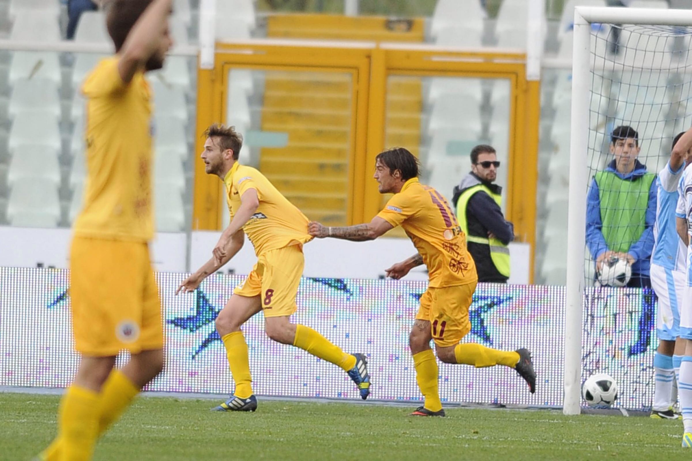 Rigoni dopo il gol viene rincorso da Surraco.