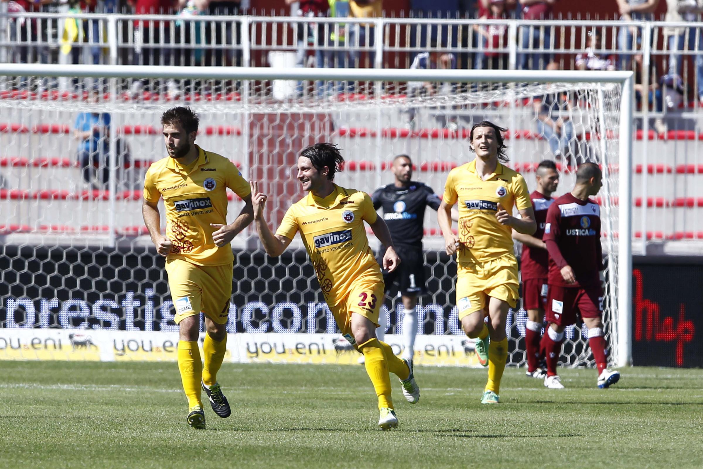 Paolucci esulta dopo il gran gol vittoria di Trapani.