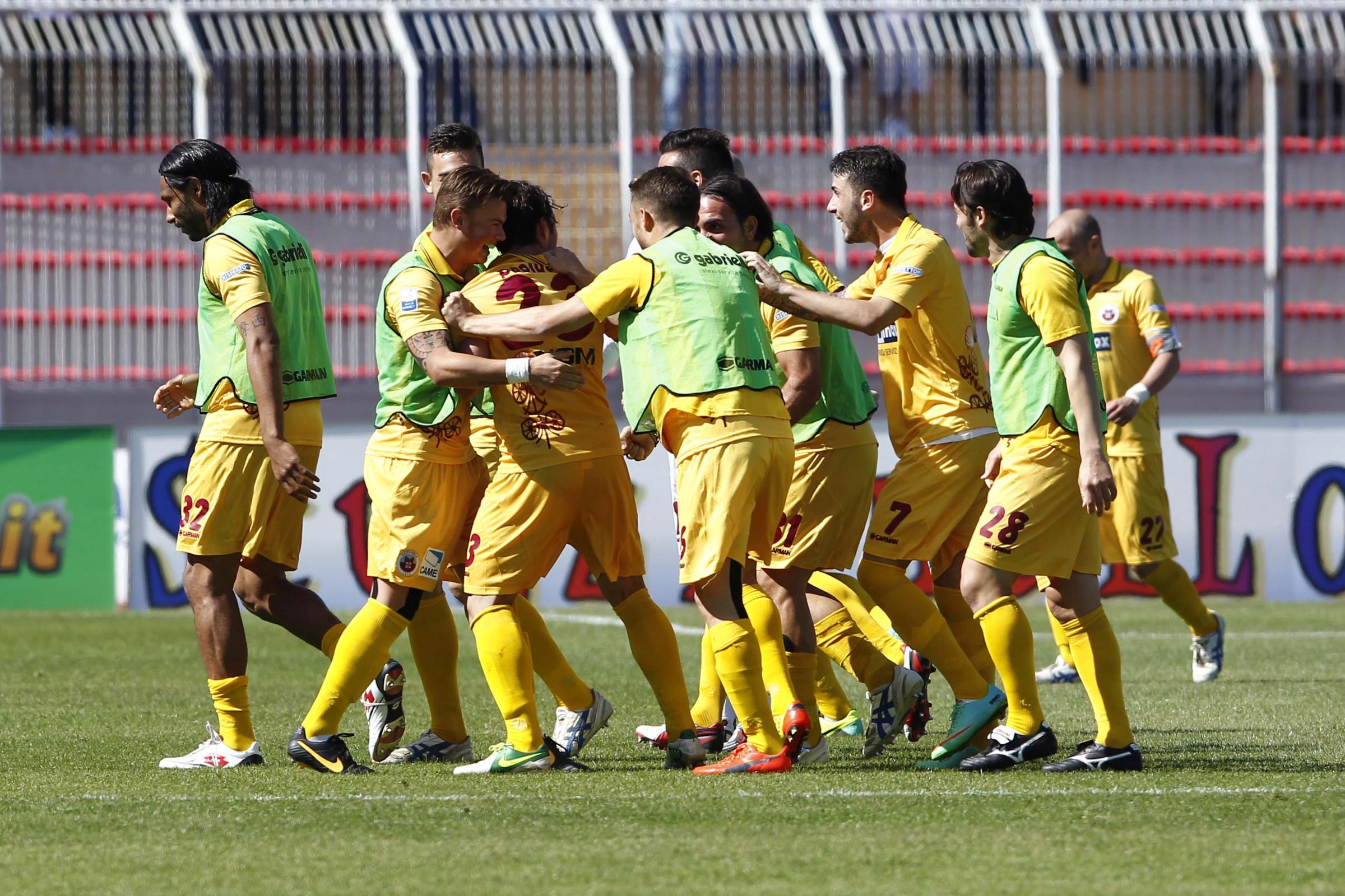 Paolucci festeggiato dai compagni dopo il gol vittoria.