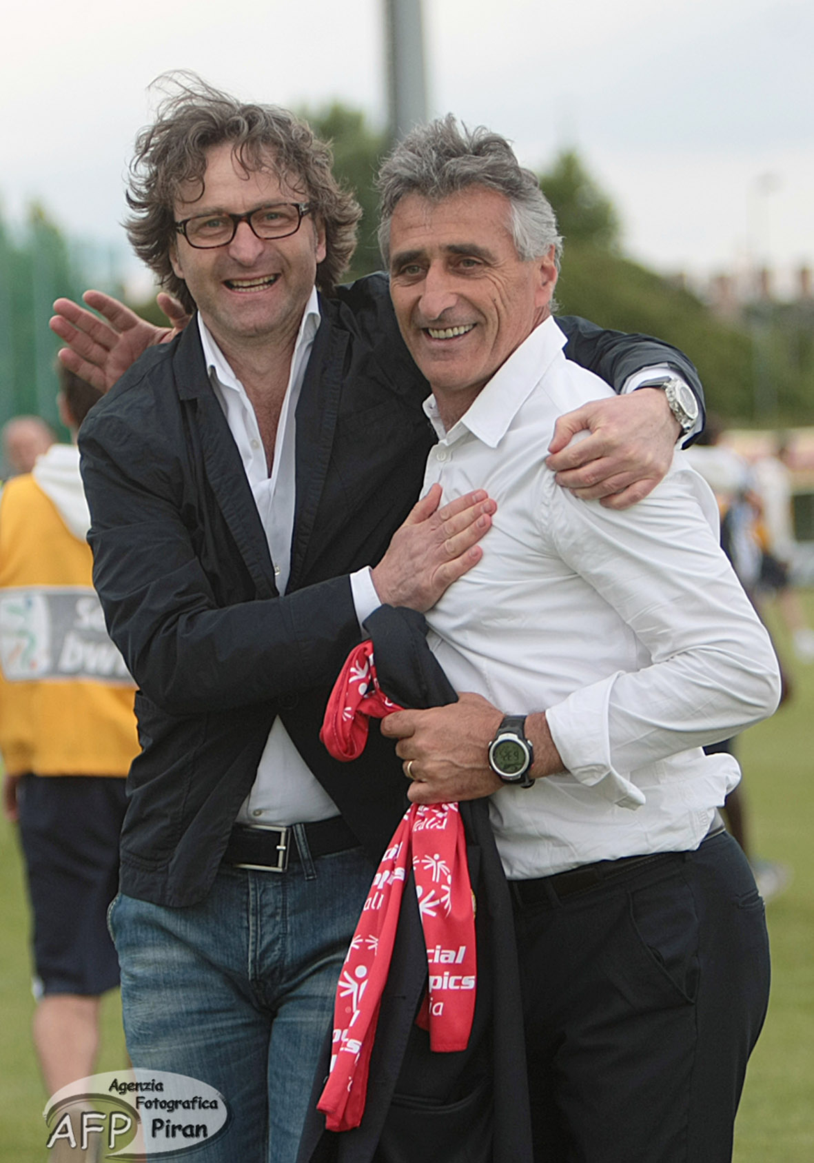 Claudio Foscarini abbracciato dal Direttore Generale Stafano Marchetti. Prosegue ancora una volta insieme la loro strada.