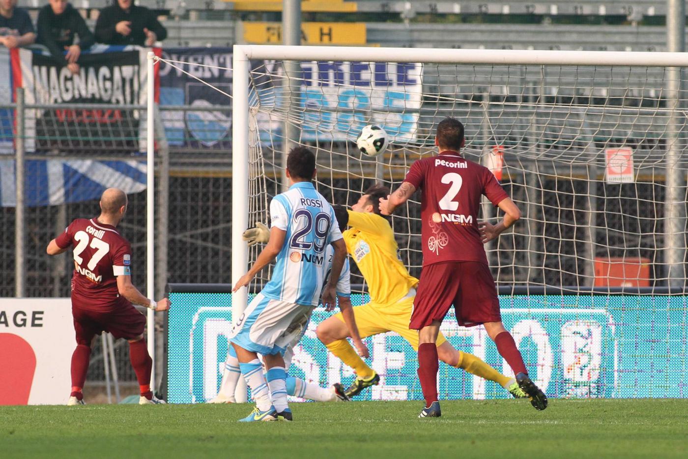 L'anno scorso partita sfortunata, passò il Pescara 1 a 0. Nella foto un gol annullato a Coralli.