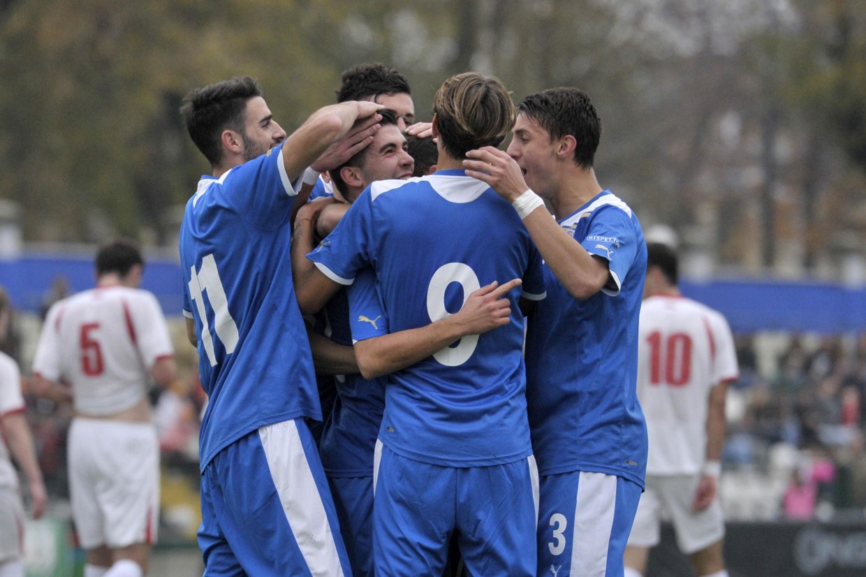 Busellato festeggiato dopo il gol del momentaneo vantaggio, sulla destra anche Barreca.