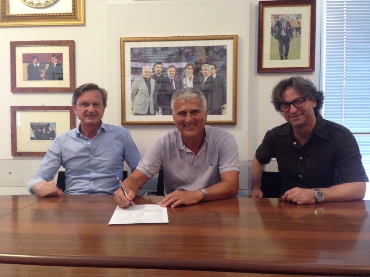 Mister Roberto Venturato tra il Presidente Gabrielli e il Direttore Marchetti al momento della firma.