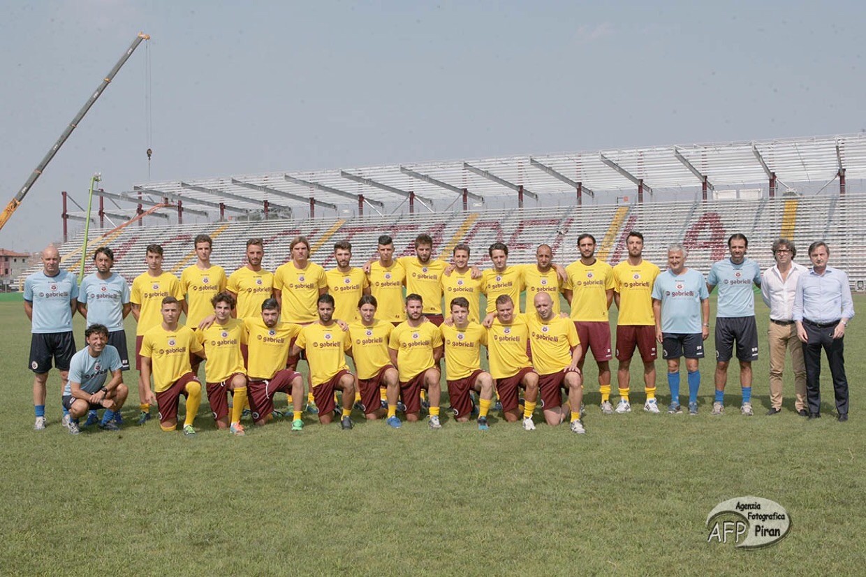 La foto di gruppo prima dell'allenamento. Alle spalle cresce la nuova copertura. (Foto Piran)