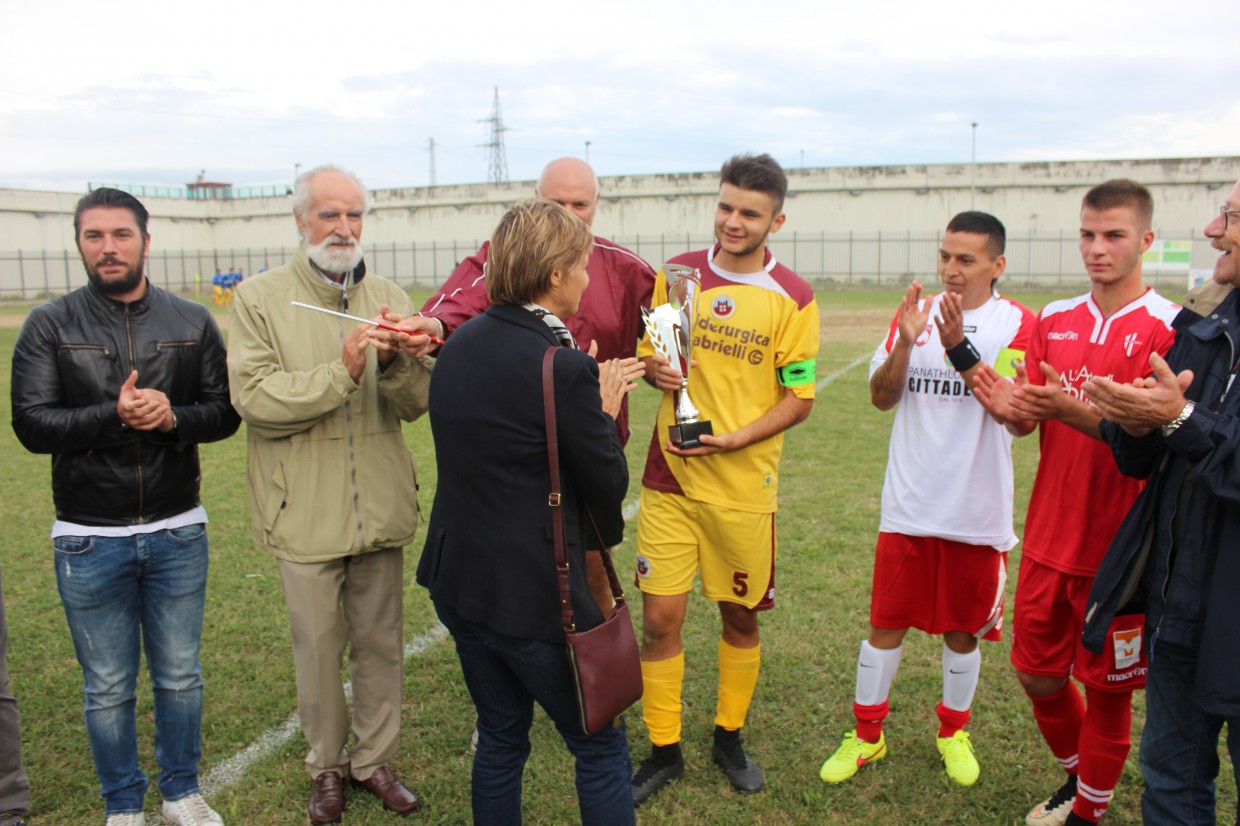 La consegna della Coppa al capitano granata Rumleanschi.