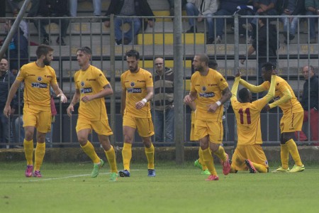 Jallow e Bobb esultano dopo la splendida rete del vantaggio